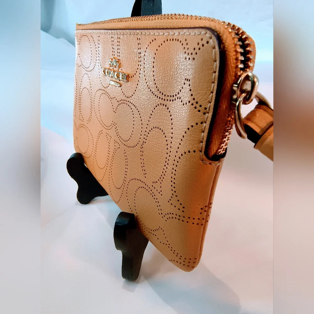 NWOT COACH Perforated Leather Corner‎ Zip Wristlet in  Honey/Tan Color